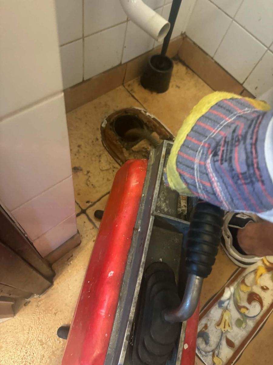 WC duguláselhárítás spirálgéppel, bontás nélkül – megemelt WC-csésze